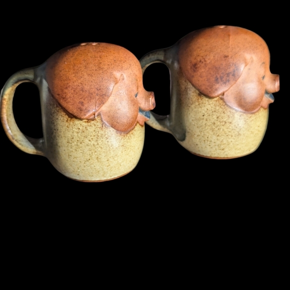 SOLD Vintage Mid Century Modern Happy Pig Shaped Salt and Pepper Shakers - Picture 4 of 9